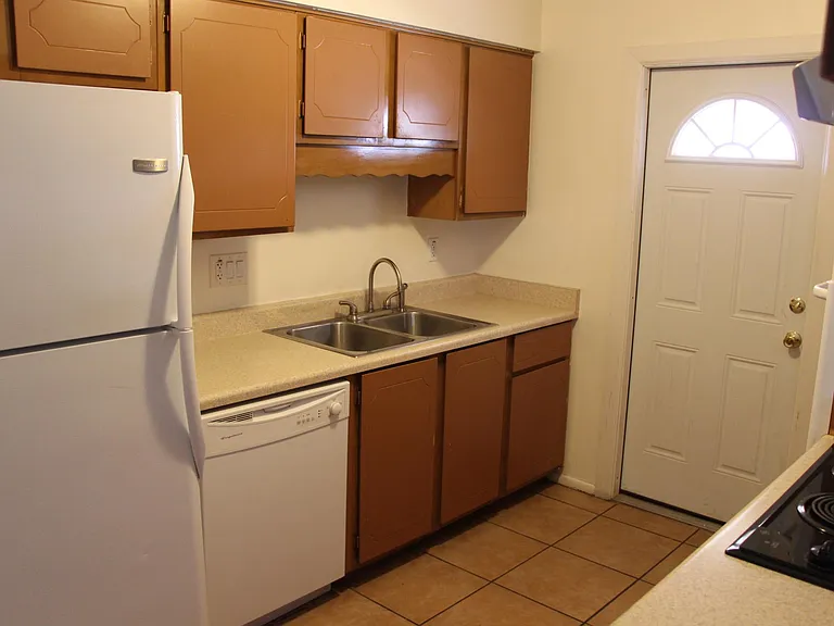 1418 S Beck Ave — Photo 6