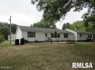 909 E Market St, Christopher, IL 62822