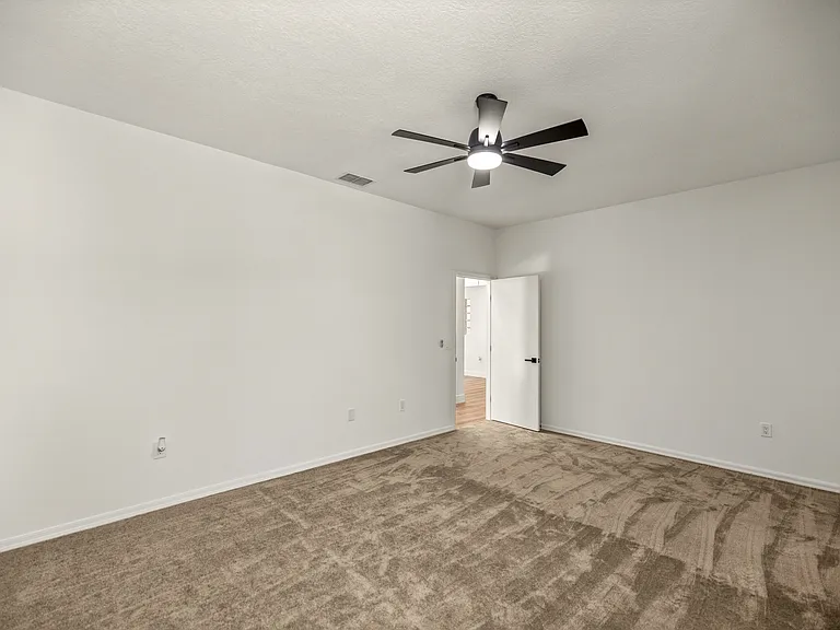 315 E Reehill St — Photo 23