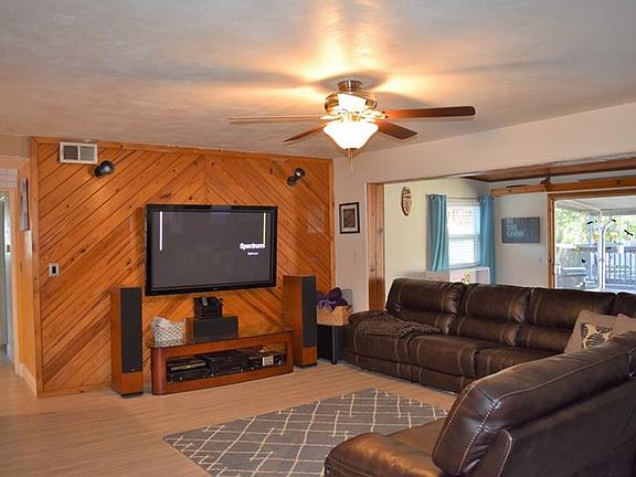 4th image of 123 W Woodland Dr