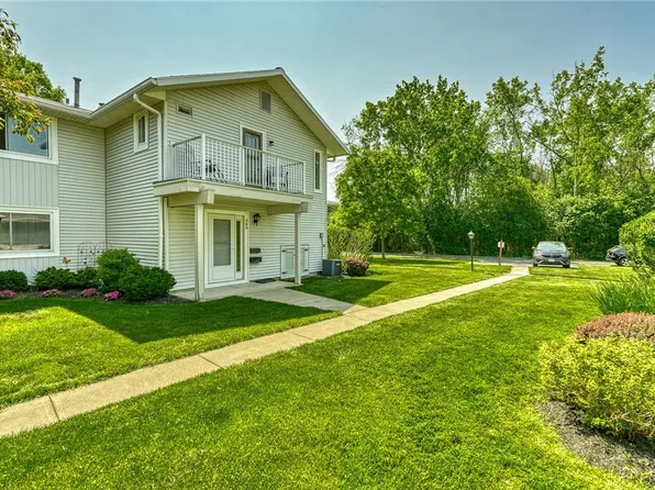 584 Eastbrooke Ln, Rochester, NY 14618