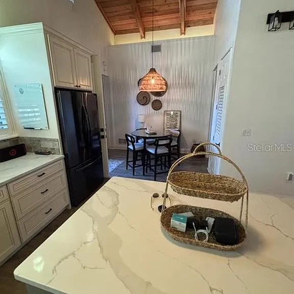 525 Lexington St — Photo 11
