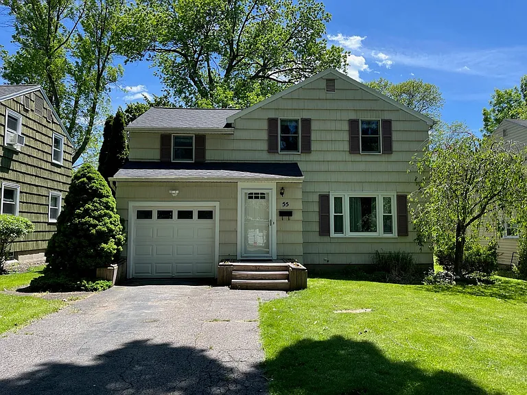 55 Stanford Rd W — Photo 1