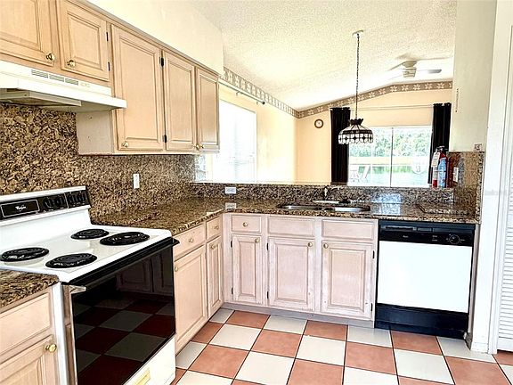 4th image of 2705 Chatham Cir