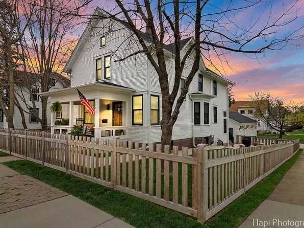 302 W Main St, Barrington, IL 60010