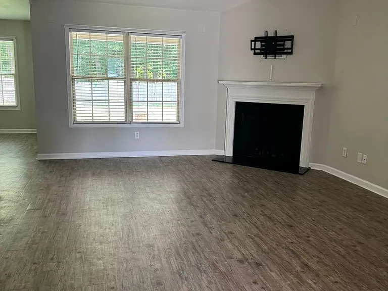 303 Tuscan Ct — Photo 4