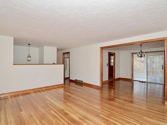 3rd image of 40 Old Colony Dr