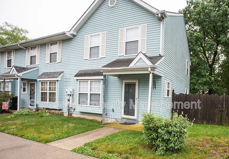 12 Grant Ln — Photo 2
