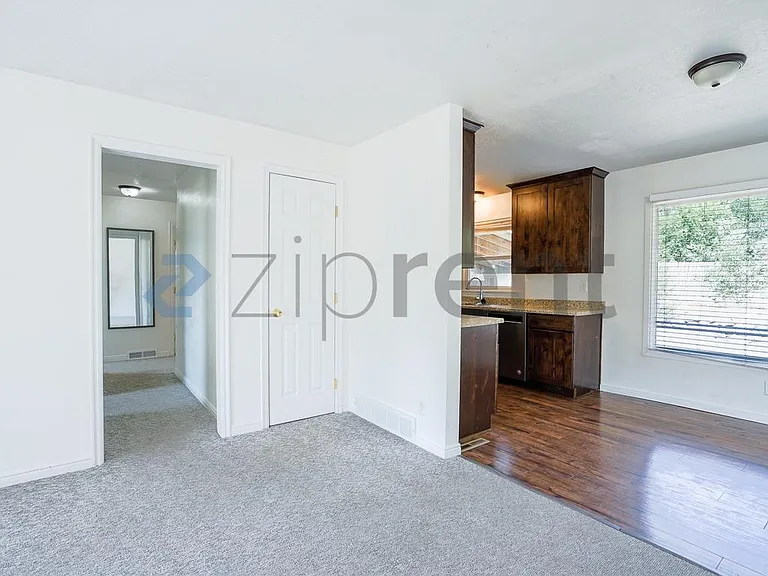 696 N Center St — Photo 5