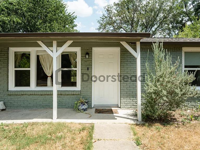 1109 Spur St — Photo 9