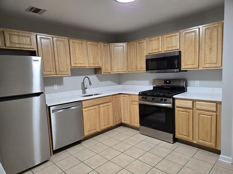 211 Pinelli Dr — Photo 3