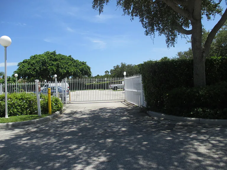 470 Executive Center Dr #2K — Photo 23