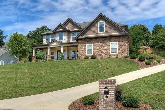 3rd image of 1040 Broad Leaf Dr