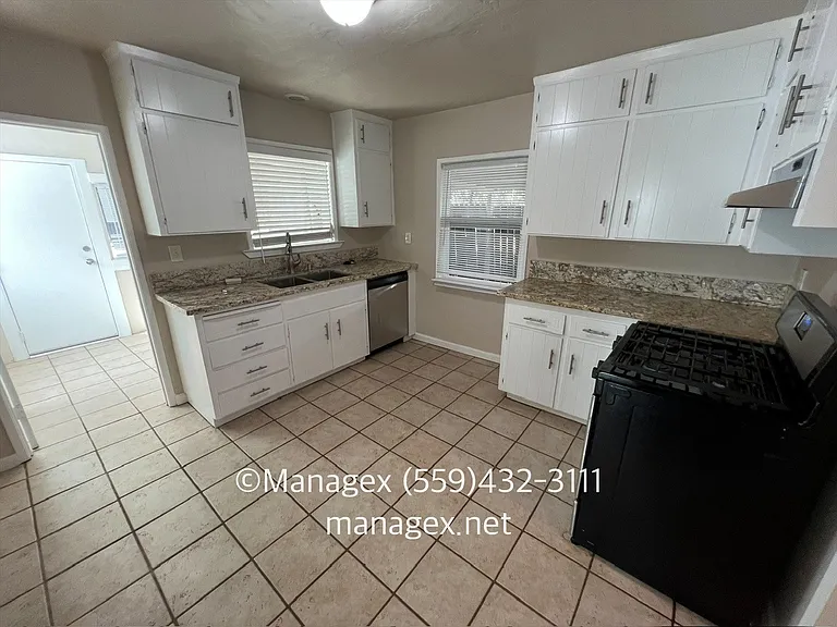 1011 3rd St — Photo 7