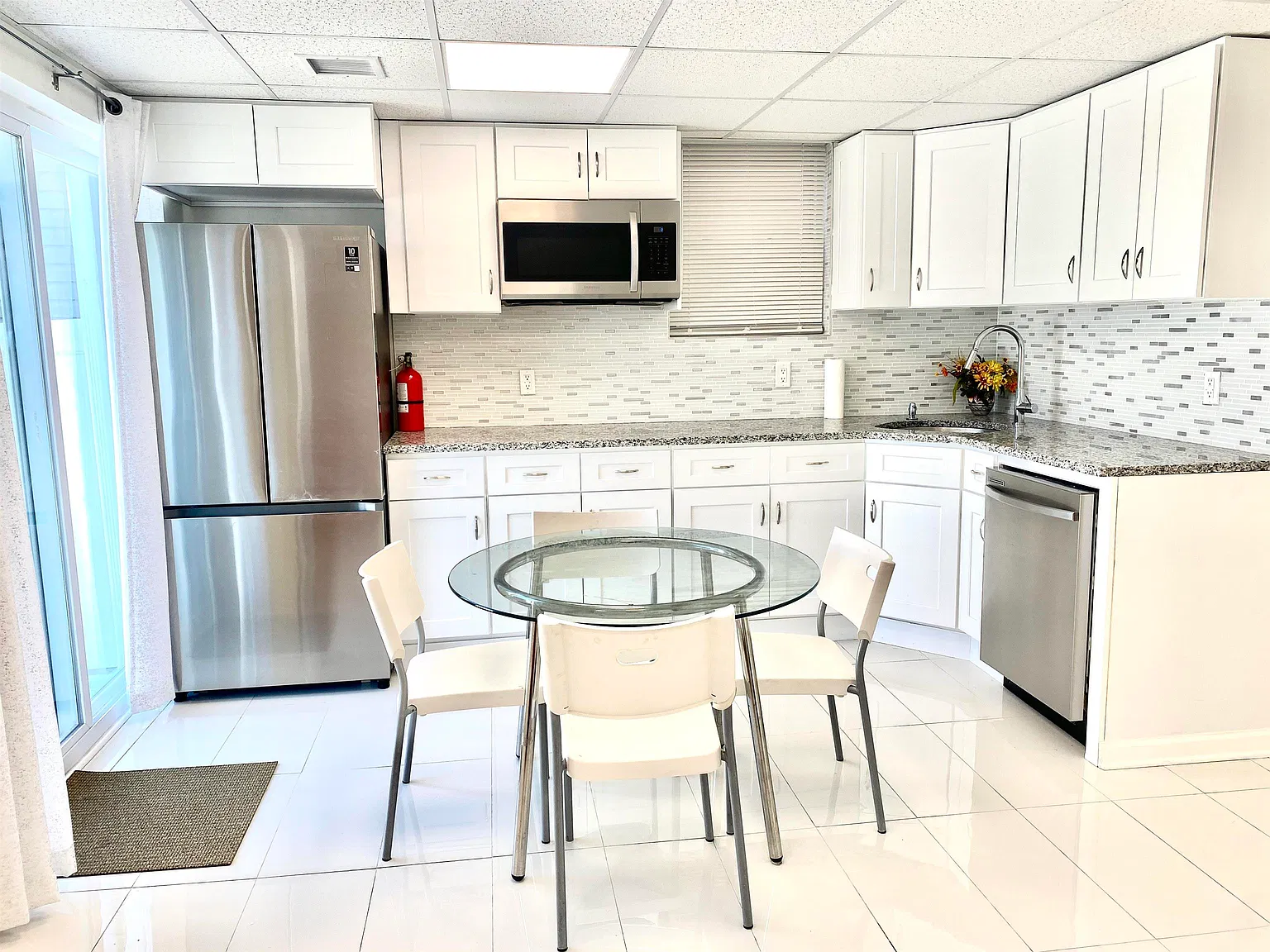 4 bed, 2.0 bath, $4,000 — Photo 3