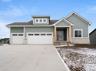 2220 Green Leaf Cir, Norwalk, IA 50211