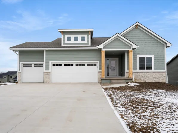 2220 Green Leaf Cir, Norwalk, IA 50211