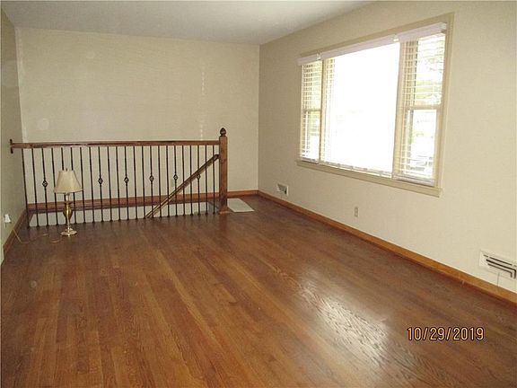 3rd image of 5732 Oxford Ave