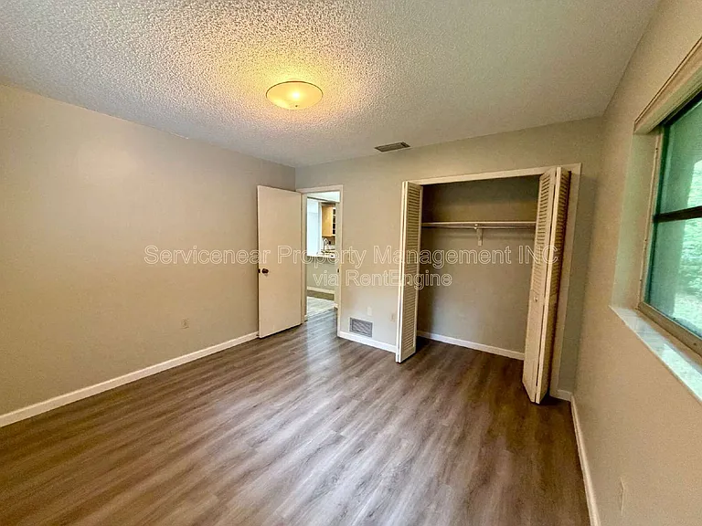 423 Whispering Oaks Ct — Photo 18