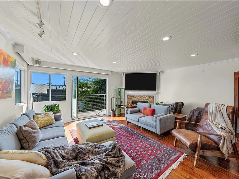 760 Manhattan Beach Blvd #B — Photo 2