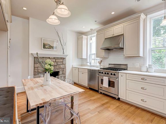 5th image of 1409 33rd St NW