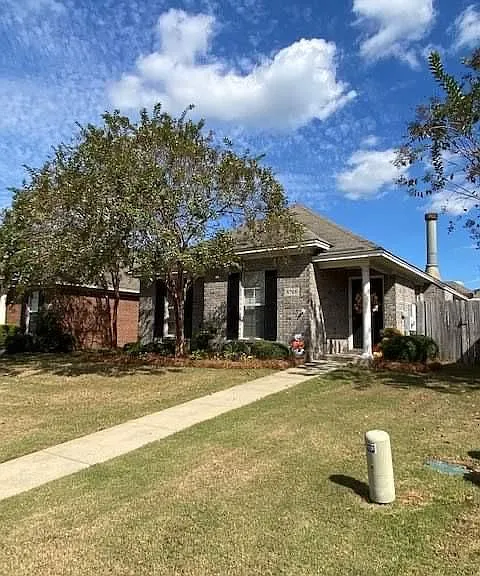 8708 Lindsey Ln — Photo 2
