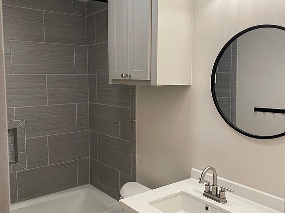 Primary bedroom bathroom