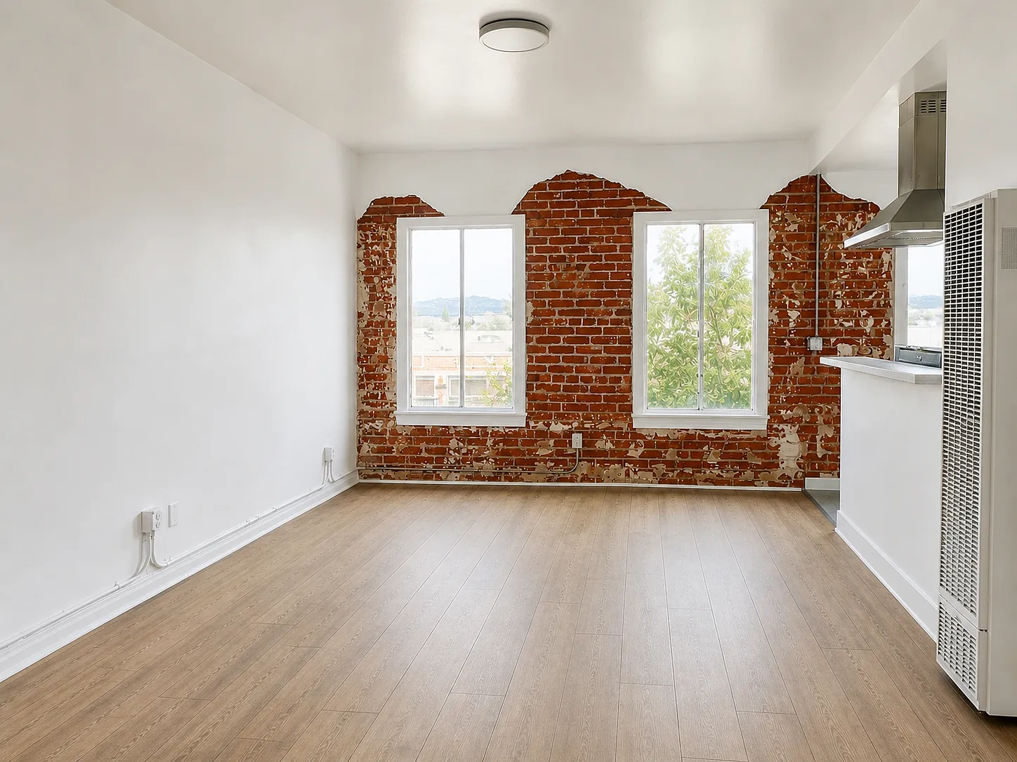 1905 S Harcourt Ave — Photo 2
