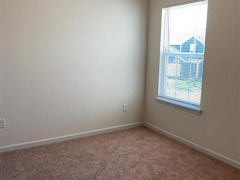 612 Summer Breeze Ln — Photo 9
