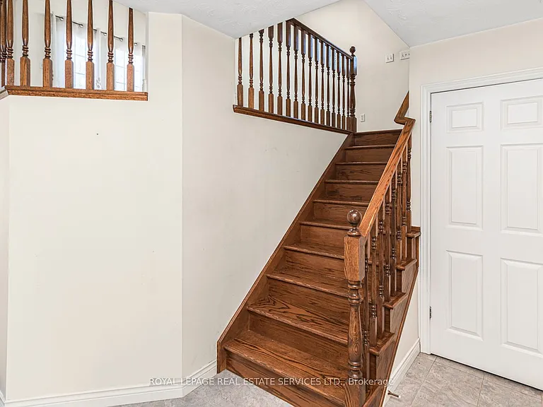 206 Bay St N — Photo 17