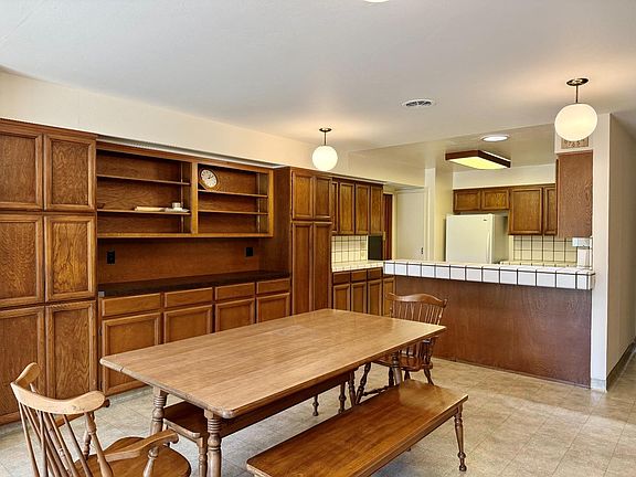 3rd image of 631 W Alisal St