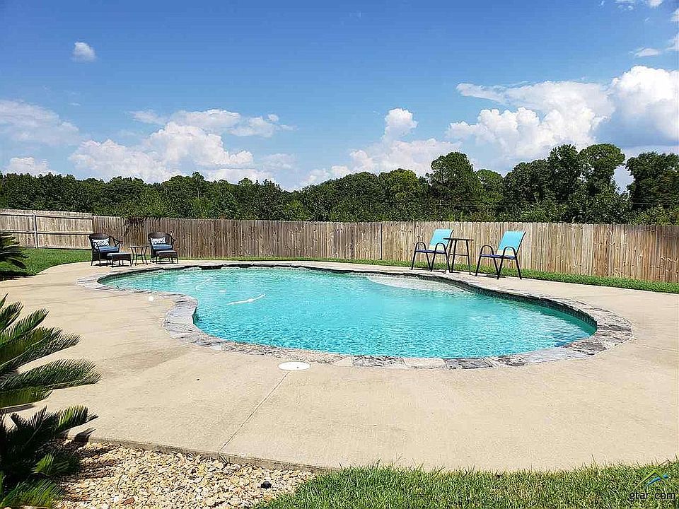 Saltwater Pool/Private yard