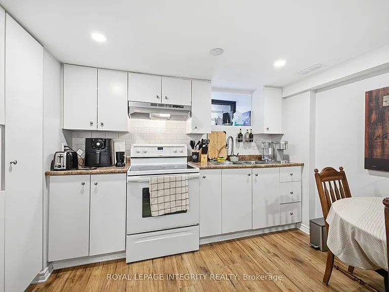 172 Cobourg St #B — Photo 11