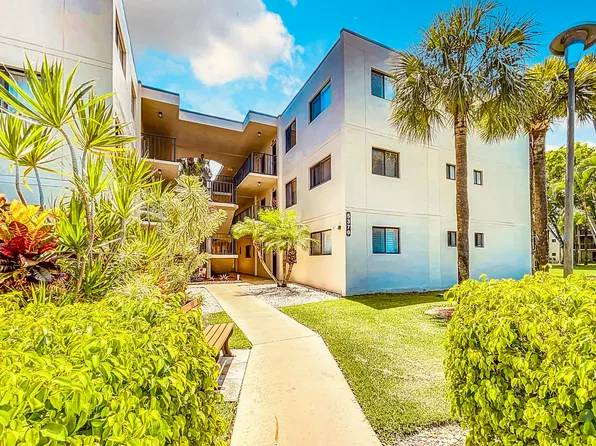 5370 Las Verdes Circle, Delray Beach, FL 33484