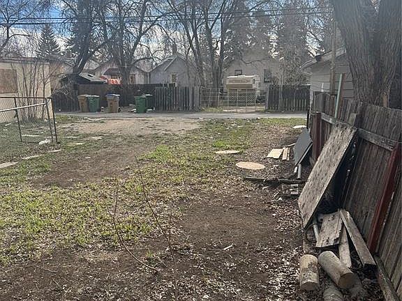 3rd image of 1133 Elphinstone STREET