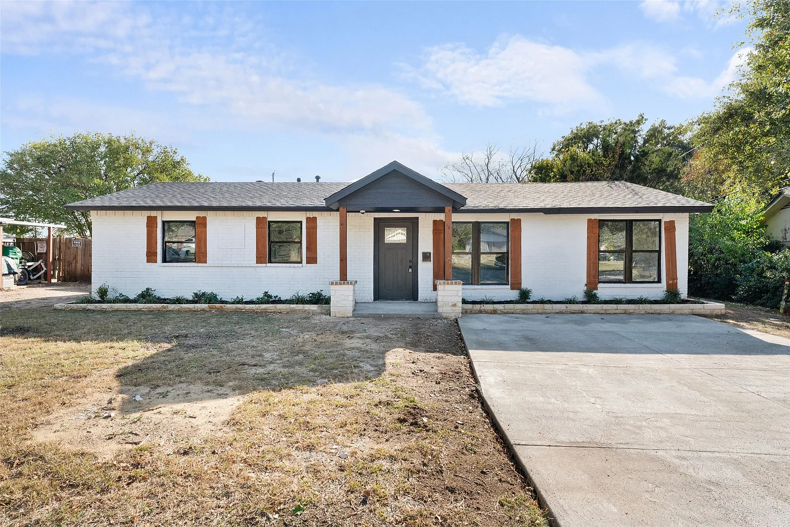 2476 Lindale Ln photo 1