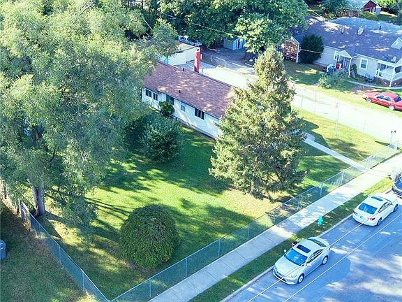 2nd image of 1624 N Gladstone Ave