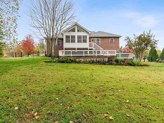 4th image of 1382 Eastland Dr