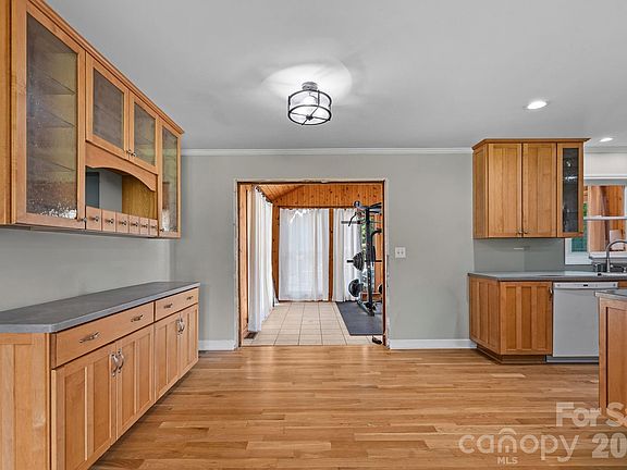 4th image of 1295 Parris Rd