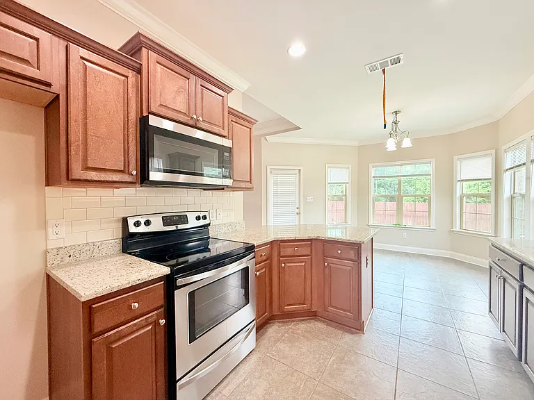 602 Begeman Rd — Photo 2