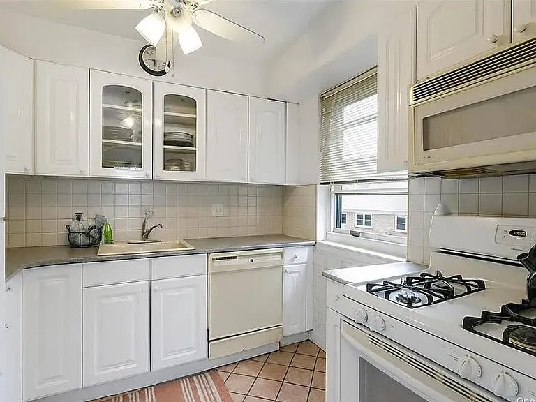 68-35 150th St #328B — Photo 3