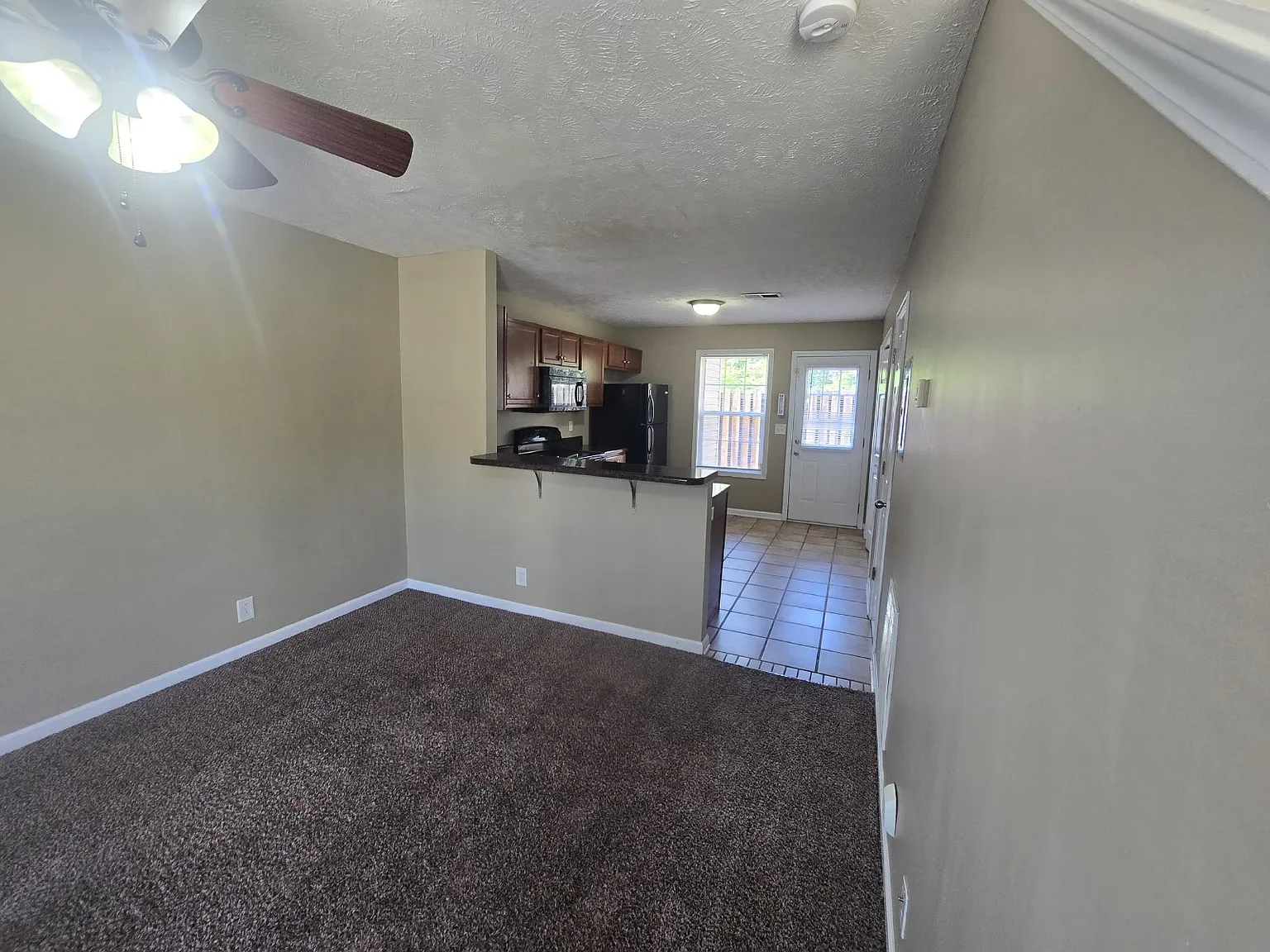 2 bed, 1.5 bath, 950 sqft, $975 — Photo 3