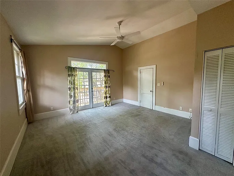 1900 E Jefferson St — Photo 23