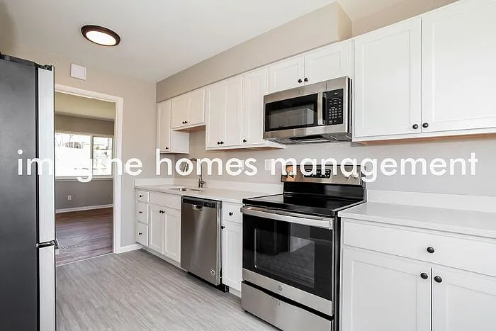 3 bed, 1.0 bath, 1071 sqft, $2,095 — Photo 4