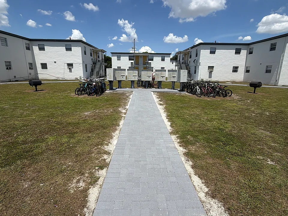 10080 NW 7th Ct #2B
