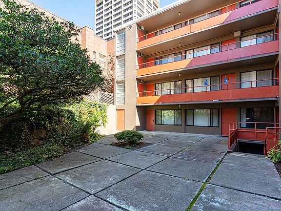 3rd image of 1120 NE 43rd St #1-209