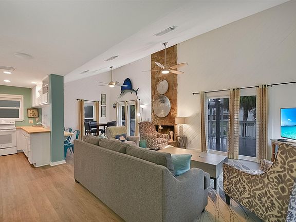 4th image of 4234 Pelican Ln