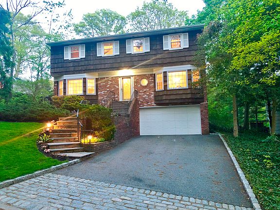 2nd image of 8 Harvest Hill Ln