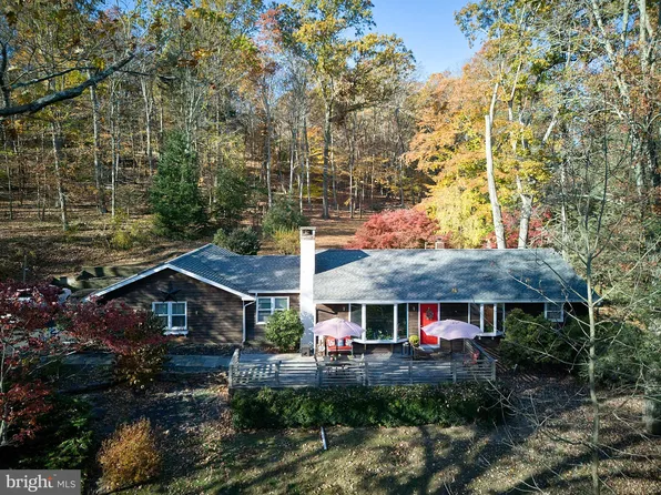 8 Stagecoach Rd, Pipersville, PA 18947