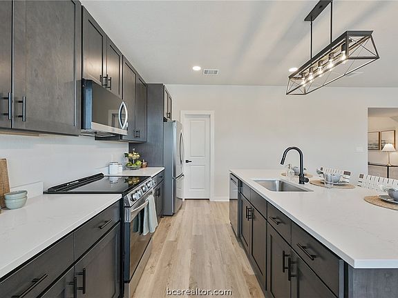 4th image of 4224 Dahlia Ct